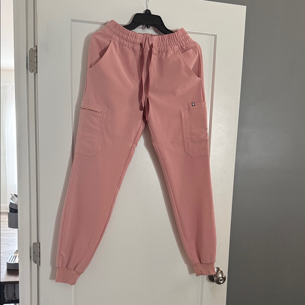 Figs jogger style scrub pants. Relaxed fit. Smoke free home